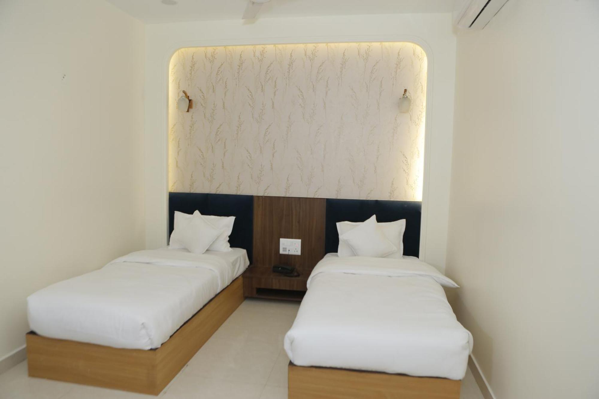 The Blue Vista Hotel Greater Noida Exterior photo