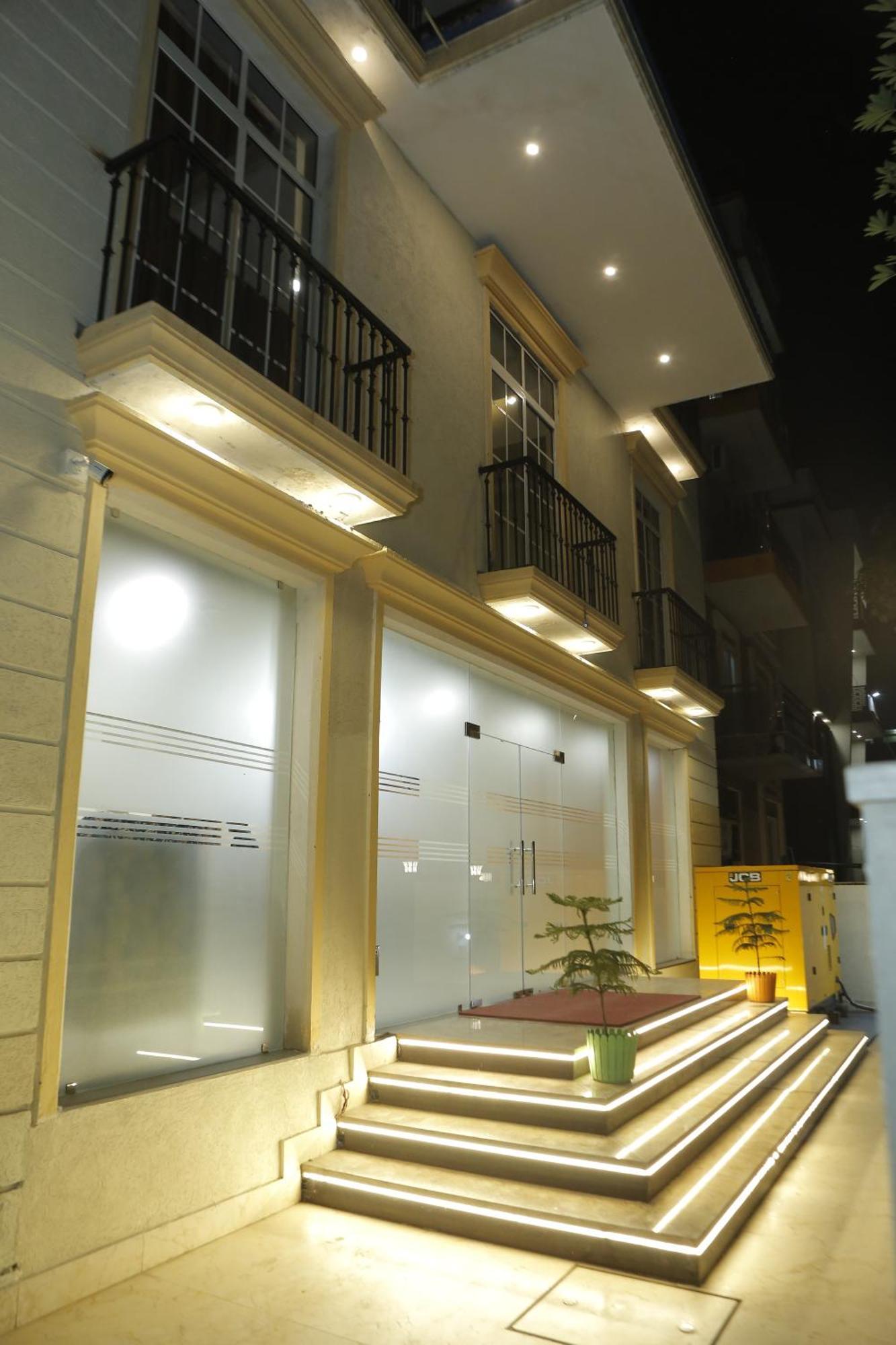 The Blue Vista Hotel Greater Noida Exterior photo