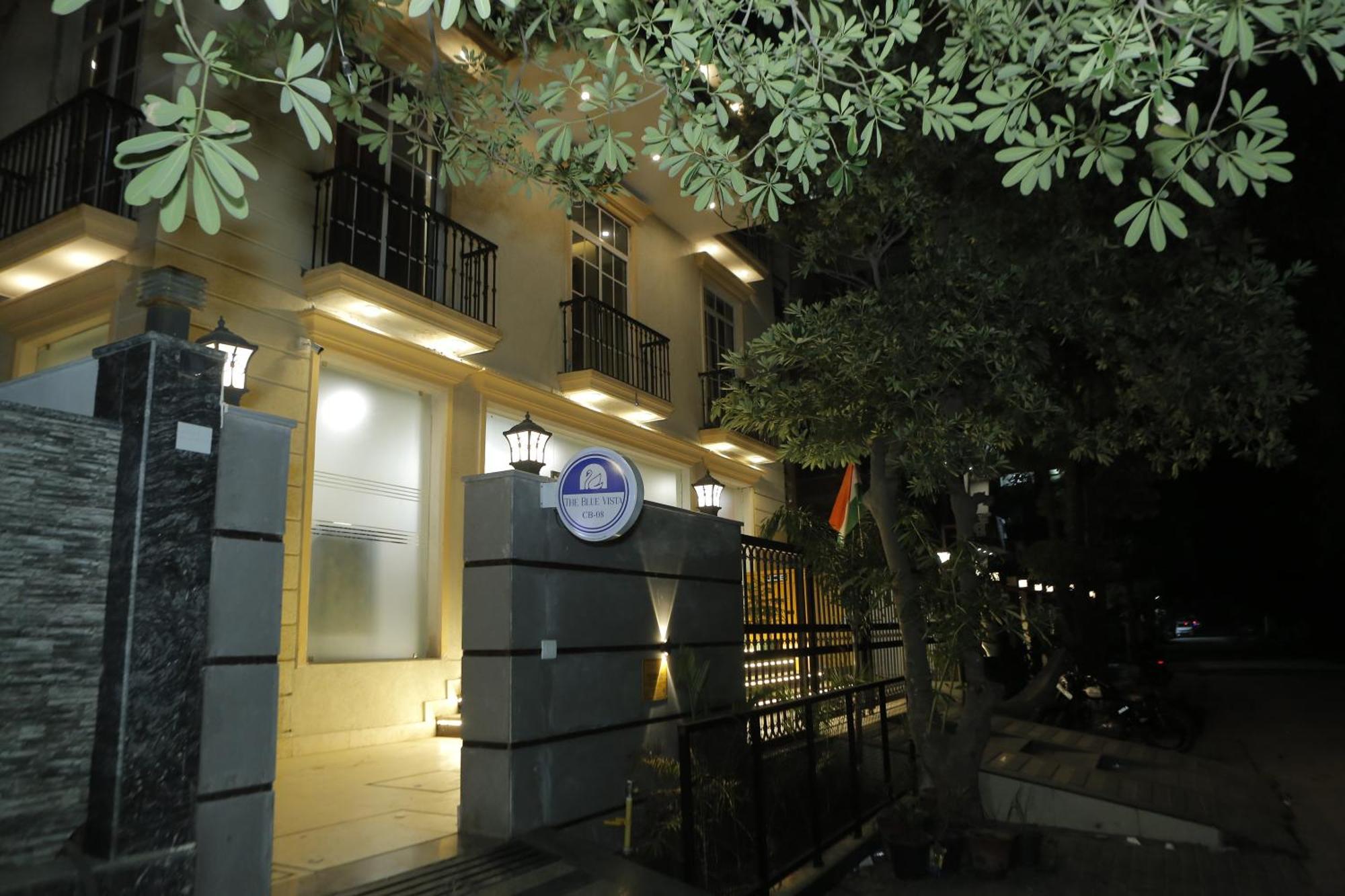 The Blue Vista Hotel Greater Noida Exterior photo