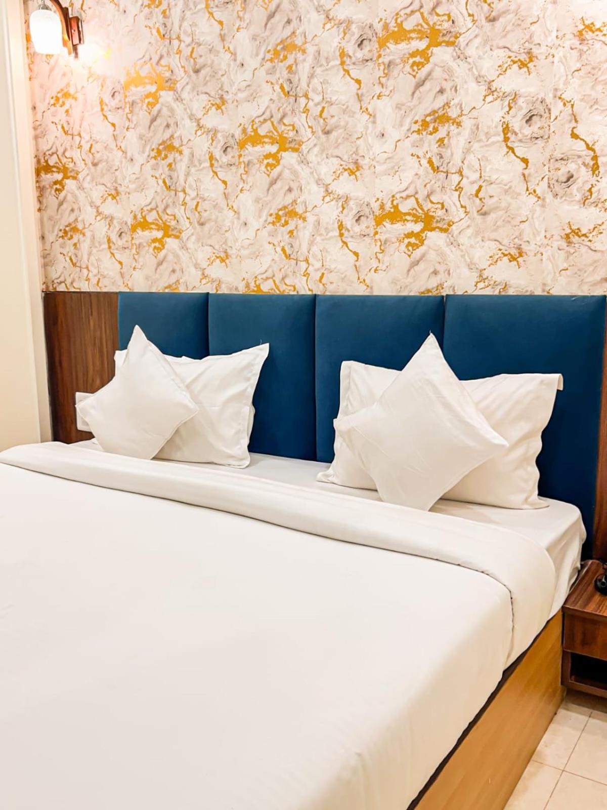 The Blue Vista Hotel Greater Noida Exterior photo